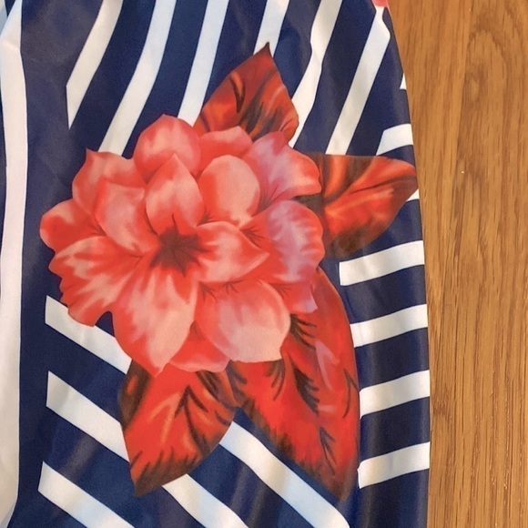 Lightweight Floral Tankini top sz large NWT coral blue white adjustable straps - Picture 4 of 6